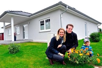 Neukirchner Baugebiet profitiert von Nähe zur Großstadt - Ein neues Domizil im Grünen: Den Traum vom Eigenheim haben sich die drei Chemnitzer Manja, Roland und Lennard Geißler in der Gemeinde Neukirchen erfüllt.