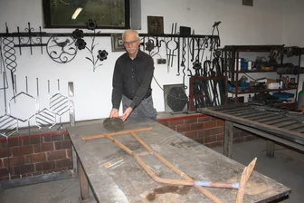 Neukirchner Kunstschmied schafft Freude für Wanderer - Kunstschmied Werner Wagner in seiner Werkstatt.