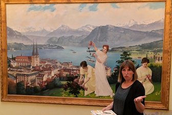 Neukirchner Villa: Versteckte Kuppelmalerei soll bald sichtbar sein - Katja Kircheis vor dem Wandbild im Treppenhaus, das lange Rätsel aufgab.