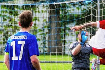 Neuling bleibt auf Kurs: "Wahnsinn geht weiter" - Die Entscheidung im Regen von Großrückerswalde: Per Abstauber überwindet Torjäger Devon Klitzke den Torhüter der Gastgeber, Felix Müller, zum dritten Mal und besorgt den 5:2-Endstand.