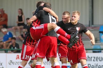Neuling mit gelungener Premiere - Riesenjubel: Flöhas Robin Klinner hat gerade den Treffer zum 3:1 gegen den favorisierten HFC Colditz markiert. Am Ende hieß es 3:2, und Aufsteiger TSV Flöha hatte den ersten Dreier auf seinem Konto.
