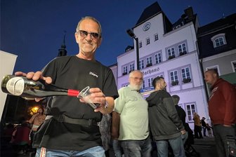 Neulinge und alte Hasen bei Licht & Wein in Frankenberg - Uwe Franke, Eigentümer des Bürgerhofs in Frankenberg, nutzte die Gelegenheit, sein Restaurant beim Händlerfest Licht & Wein auf dem Markt vorzustellen.