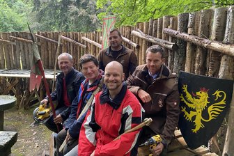 Neumark fiebert einmaligem Mittelalter-Spektakel entgegen: Mit Schlachten-Schauspiel und Schloss-Café - Blick auf den Wehrgang der Palisade, auf die bald scharf geschossen wird. Festorganisator Jörg Schneider (vorn) und die Erbauer der Bastion im Neumarker Park.