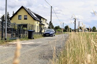 Neumark: In Reuth drohen Knöllchen sogar am Feldweg - Welchen Unterschied macht es, wenn hier Am Schafweg im Neumarker Ortsteil Reuth ein Auto in oder entgegen der Fahrtrichtung parkt?