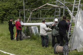 Neumark: Inklusionsfirma hilft der Gärtnerei Popp - Mitarbeiter der DieLei Reichenbach halfen in der Gärtnerei Popp, neue Gewächshausfolien aufzuziehen.