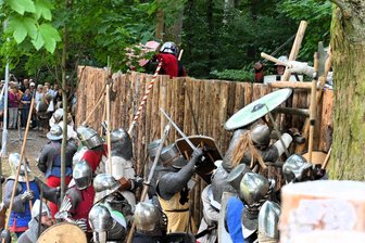 „Neumark ist für uns die Nummer eins“: Wofür Spielleute aus Bad Salzungen den Ort im Vogtland und seine Einwohner loben - An der Palisade ging es ganz schön haarig zu. Oben die Getreuen von Novum Forum, unten die Wettiner um Moritz den Einäugigen und seine Verbündeten.