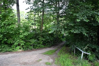Neumark lässt in den kommenden sechs Jahren 24 Brücken prüfen – doch eigentlich ist es viel zu spät - Der Zugang zum Park in Neumark geht über diese Brücke, auch wenn man wenig von ihr sieht. Sie war schon einmal gesperrt.