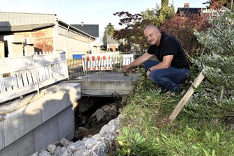 Neumark: Neue Fertigteilbrücke soll Baustopp verhindern - Winfried Götze zeigt auf die 1994 errichtete Brücke, die die Oberneumarker Straße mit seinem Grundstück verbindet.