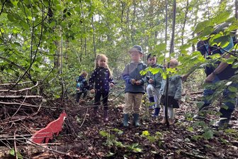 Neumark: Neuer Pirschpfad lässt Jung und Alt zu Tieren rätseln - Im Wäldchen am Schafteich haben die Kinder diesen Fuchs gefunden. Sofort ist klar: Sein Fell ist rotbraun. Antwort A ist also richtig. Der Fuchs ist eine von zehn Tierfiguren auf dem Pirschpfad.