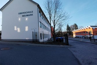 Neumark: Straßensanierung startet Mitte Juli - Die Wilhelm-Pieck-Straße beginnt direkt an der Einfahrt zu den Neumarker Schulen. Auch sie wird schick gemacht.