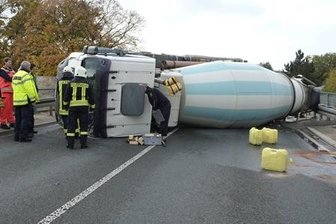 Dieser LKW sorgt derzeit auf der B17 nahe Neumark für Behinderungen. 