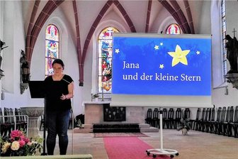 Neumark: Wenn Kinder den Orgelton entdecken - In der Neumarker Kirche las Gemeindepädagogin Elisabeth Arnstadt die Texte zur Geschichte.