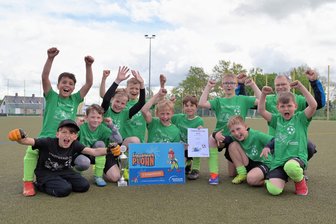 Neumarker Grundschüler erspielen sich einen Gutschein für den Freizeitpark Plohn - Die Jungs der Grundschule Neumark sicherten sich den Sieg beim Stadtwerke-Cup in Reichenbach.