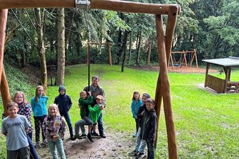 Neumarker Kirchweih-Jubiläum lockt mit ABBA-Show und Co - Ein Paradies für Kinder ist der neue Neumarker Pfarrgarten. Dazu gehört auch die Seilbahn, an der sich Gemeindepädagoge Markus Seifert mit einigen Kindern versammelt hat. Am Samstag werden alle neuen Spielgeräte eingeweiht.