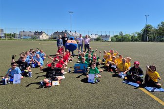 Neumarker Nachwuchskicker holen Sieg beim Stadtwerke-Cup - Die Grundschulteams auf dem Reichenbacher Kunstrasen.
