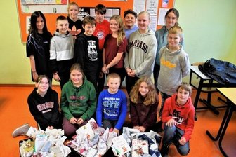 Neumarker Schüler überraschen im Advent - Die Klasse 6 a der Oberschule Neumark hat Adventskalender für drei Pflegeeinrichtungen gepackt. Jeden Tag ein Päckchen ...