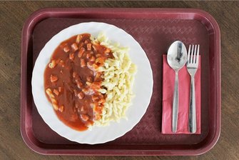 Neumarks Schulküche soll schließen - Wenn in der Neumarker Schule und den Kitas Essen ausgegeben wird, wird das künftig von einem Fremdanbieter stammen. Die Schulküche wird schließen.