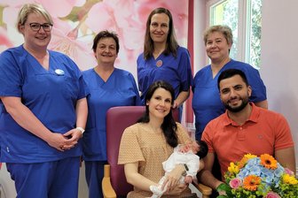Neun Geschwister: 500. Baby des Jahres am DRK-Krankenhaus Chemnitz-Rabenstein geboren - Raquel und Adrian (vorn rechts) freuen sich über die Geburt ihrer Tochter.