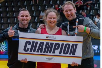 Neun Medaillen auf nationalem Parkett: Was macht Aues Ringer so erfolgreich? - Nahmen die deutsche Meisterin Gerda Barth aus Schneeberg-Griesbach kurz nach ihrem Titelgewinn voller Stolz in ihre Mitte: FCE-Chefcoach Björn Schöniger (l.) und Bundesstützpunkttrainer Florian Rau aus Leipzig.
