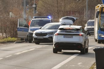 Neun Monate altes Kind und 28-Jährige bei Unfall in Chemnitz verletzt - Ein Renault und ein Seat sind in Rabenstein zusammengestoßen.