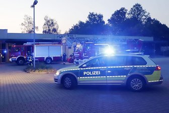 Neun Mülltonnen in Brand gesetzt - Am frühen Freitagmorgen sind am alten Lidl an der Willhelm-Firl-Strasse im Chemnitzer Stadtteil Markersdorf Mülltonnen ausgebrannt.