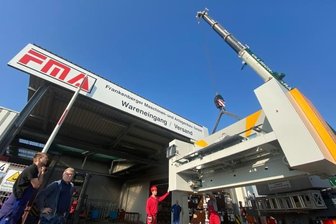 Neun Tonnen für noch mehr Präzision - Diese neue Schwenkbiegemaschine gehört nun zum Technikpark der Frankenberger Maschinen- und Anlagenbau GmbH. Per Kran wurde das neun Tonnen wiegende Werkzeug abgeladen.