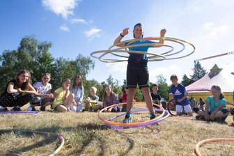 Neundorfer Grundschüler feiern Schulfest am Wasserturm -