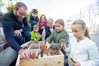 Neundorfer Hort zimmert an einem Insektenhotel - Geschafft: Im Neundorfer Hort am entstand ein Insektenhotel. David Prochnau, Magnus, Jeremy, Anne Hiller, Ines Kurzendörfer sowie Greta und Greta (von links) legten Hand an.
