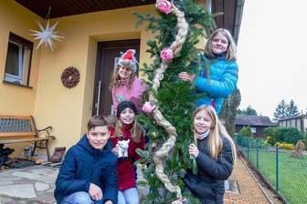 Neundorfer verwandeln ihren Ort in eine Märchenwelt - Ben, Nele, Hanna, Greta und Nelly (von links) stellen das Märchenmotiv "Rapunzel" vor, das auf der Badestraße ganz nah am Neundorfer Wasserturm zu finden ist. Der Zopf besteht aus Hanf.