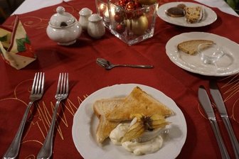 Neunerlei - in Zwota lebt eine Tradition weiter - Soll das Omen für großes Geld im nächsten Jahr sein: Hering mit Apfelschmand und Toast beim traditionellen Neunerlei-Essen.