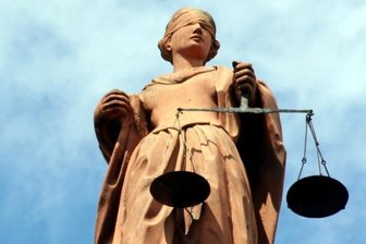 Neunjährige missbraucht: Haupttäter muss ins Gefängnis - Abgewogen und für schuldig befunden: Ein Paar hat in Auerbach mehrfach ein Mädchen missbraucht. 