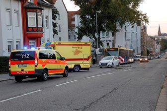Neunjähriger bei Unfall in Chemnitz leicht verletzt - Der Rettungsdienst musste wegen eines verletzten Kindes am Montagabend zur Clausstraße kommen.
