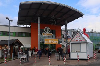 Neunjähriger Junge übernachtet im Globus in Zwickau – wie hat er das angestellt? - Der Eingang zum Globus in Zwickau. Der Junge betrat offenbar kurz vor Ladenschluss den Markt und fiel niemandem auf.