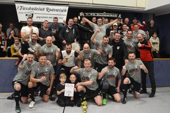 Neunmeterschießen entscheiden die Endrunde: 1. FC Rodewisch krönt sich im Finalderby gegen den VfB Auerbach zum Vogtlandpokalsieger bei der Ü 35 - Vor heimischer Kulisse holten sich die Ü-35-Fußballer des 1. FC Rodewisch am Sonntag den Hallenpokal.