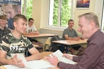 Neuntklässler im Bewerbungsgespräch - Florian Weißbach (l.) im Gesprächstraining mit Dirk Wieland von Volkswagen in Chemnitz. 