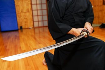 Neuplanitzer Schwertangreifer - Was es mit der Waffe auf sich hat - Das Langschwert Katana wurde ab Ende des 15. Jahrhunderts traditionell von japanischen Samurai verwendet. Die Herstellung eines handgeschmiedeten Schwerts dauert mehrere Tage bis Wochen. 