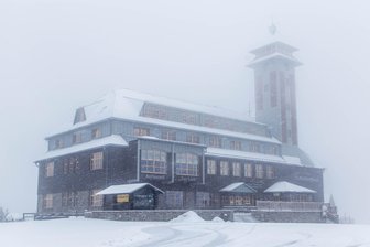 Neuschnee auf dem Fichtelberg - spürbar wärmer wird's erst mal nicht -