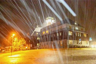 Neuschnee auf dem Fichtelberg zur Sommerzeitumstellung - Bei Temperaturen von null Grad haben sich auf dem Fichtelberg in der Nacht vom Samstag zum Sonntag die Regen- in Schneeschauer verwandelt. 