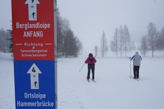 Neuschnee sichert Wintersport im Vogtland - Einer der beiden Einstiege in die Berglandloipe an der Grundschule Muldenhammer in Hammerbrücke. Die Tourist-Info stuft die Ortsloipe als "bedingt befahrbar" ein.