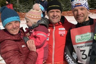 Neuschnee sorgt für optische Kosmetik und viel Spaß - Familientreff in und an der Loipe: Silke Escher mit Enkelin Merle, ihrem Mann Hendrik Escher und Sohn Toni Escher. Alle starten für den SC Norweger Annaberg und waren am Kammlauf beteiligt. 