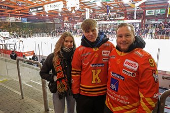 Neuschnee und Verkehrschaos: Warum Eishockey-Fans rund 16 Stunden für ein Spiel in Crimmitschau auf der Autobahn verbringen - Clemens Lange (rechts) unterstützt das Team aus Kaufbeuren am Dienstagabend mit seinem Bruder und dessen Freundin im Gästefanblock.