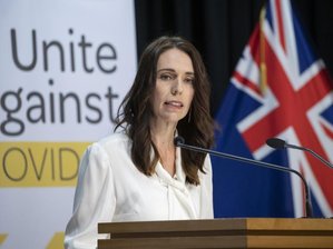 Neuseeland erklärt Coronavirus für vorerst überwunden -  
          Das Archivfoto zeigt Neuseelands Premierministerin Jacinda Ardern bei einer Corona-Pressekonferenz im April.