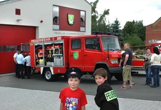 Neustädter Depot in Sachsen einmalig - 
              <p class="artikelinhalt">Das Neustädter Feuerwehrdepot ist am Samstag eingeweiht worden. Diesen Termin ließen sich auch die Nachwuchs-Kameraden Felix und Christian nicht entgehen. </p>
            