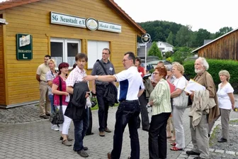 Neustadt will Vorreiter-Rolle behaupten - Stefan Fuchs (rechts neben ihm Bürgermeisterin Gisela Schöley) von der SG Neustadt erläuterte den Jurymitgliedern am Mittwoch die Entwicklung des Neustädter Sportareals. Die Baracke im Hintergrund stand bis vor wenigen Jahren noch als Zollstation an der bayerisch-tschechischen Grenze.