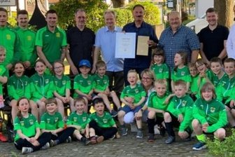 Neustädter sagen Danke - Bert Blechschmidt (mit Urkunden) an seinem 60. Geburtstag. 