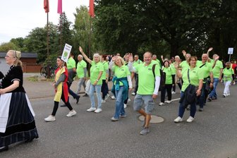 Neustädter treffen Neustädter in Neustadt - und die Vogtländer sind dabei - Die Delegation aus dem vogtländischen Neustadt marschiert beim Festumzug mit.