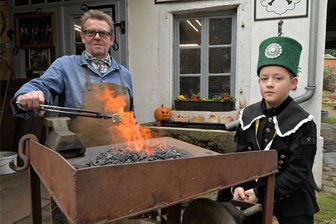 Neustädtler Herbstgeflüster mit guter Resonanz - Schmiedemeister Ernst Rothemann (links) hat sein Handwerk gezeigt – rechts der elfjährige Mats Ofenstein.