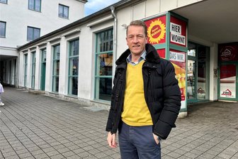 Neustart am Neumarkt: Bäcker aus Mülsen belebt Café an Zwickaus zentraler Umsteigestelle wieder - Geschäftsführer Roman Clauß von der gleichnamigen Mühlenbäckerei vor seiner neuen Filiale am Zwickauer Neumarkt. Das Ziel des Bäckermeisters aus Mülsen: Das frühere Geschäft der Bäckerei Plötner in der Faschingswoche als Café wiederzueröffnen.
