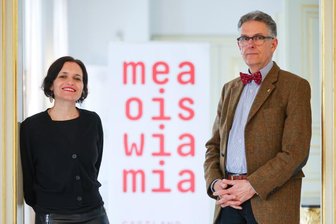 Neustart der Buchmesse: Ein lahmes Medium, im Guten wie im Schlechten - Katja Gasser, künstlerische Leiterin des Gastlandauftritts Österreich, und Oliver Zille, Direktor Leipziger Buchmesse, stehen bei der Programmpressekonferenz im Gohliser Schlösschen unter anderem das Motto des Gastlandes vor: "Mea ois wie mia" bedeutet "Mehr als nur wir" und soll das bekannte "Mia san mia" ("Wir sind wir") konterkarieren.