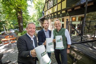 Neustart des Traditionslokals Tennera in Plauen: „Wir wollen hier Emotionen bieten“ - Ein Prost auf den Neustart der Tennera: Die Sternquell-Geschäftsführer Jan Gerbeth (links) und Günther Spindler (rechts) mit dem neuen Pächter des Lokals, Monty Wötzel. Die Brauerei ist Eigentümer des Biergartens im Plauener Stadtpark.